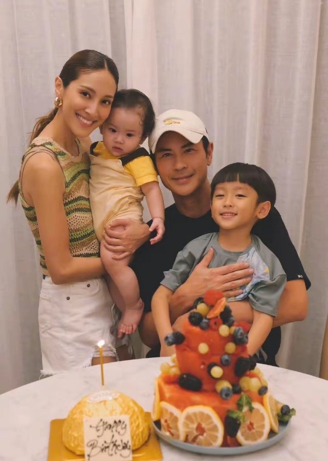 郑嘉颖的3个儿子也太好看了吧，简直是中了“基因彩票”，太会生了，不过夫妻俩颜值似