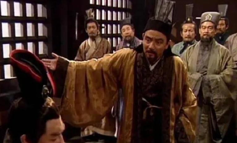 赤壁之战前张昭为何建议投降曹操?赤壁之战前张昭为何劝孙权投降？不是胆小，是老臣的