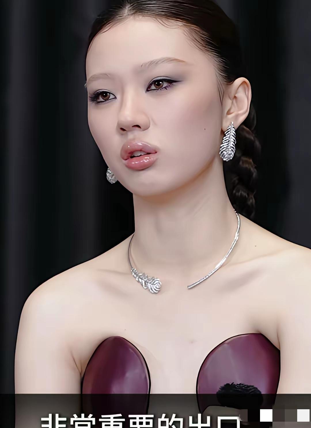 哈哈，看到单依纯这妆造，简直太搞笑了：唇似香肠，鼻若悬胆，肤如凝脂，腋下宛若夹着