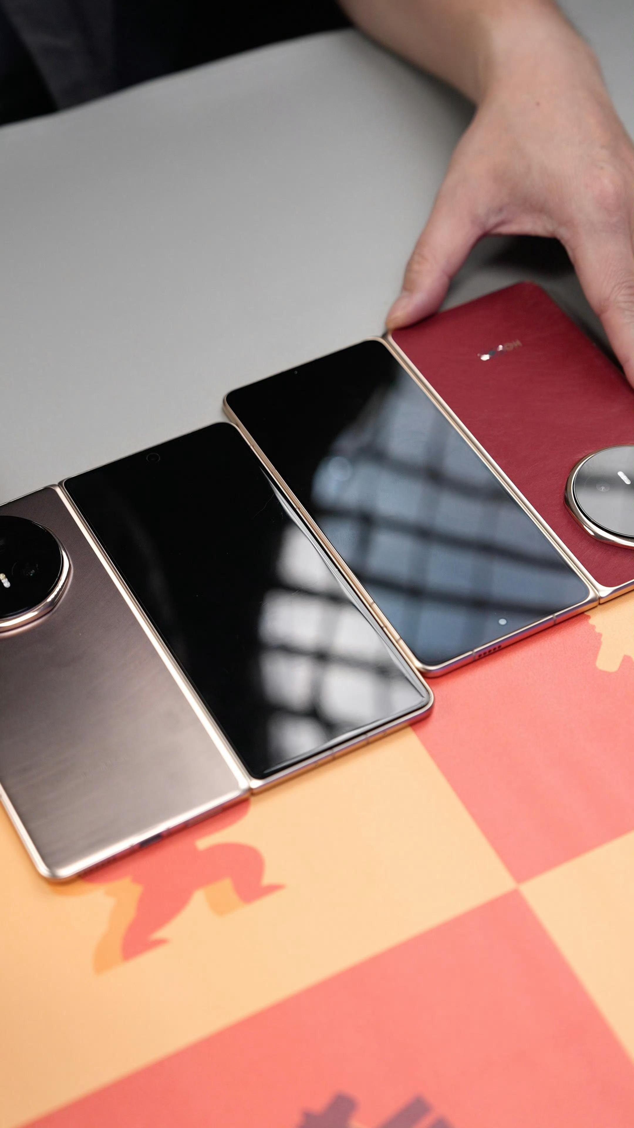 MagicV6的外屏这一次很有东西，不贴AR膜都做得到这么黑！