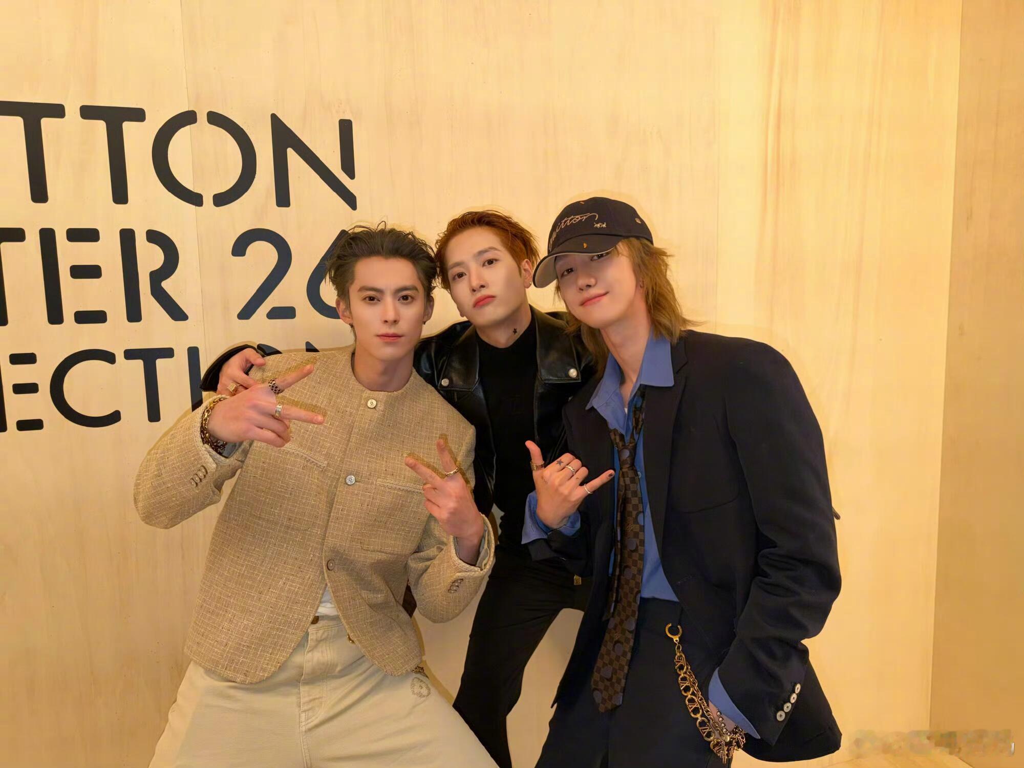 王鹤棣王嘉尔徐明浩很养眼的同框，名字有后缀不告诉王嘉尔，都不戴帽子不告诉徐明浩，