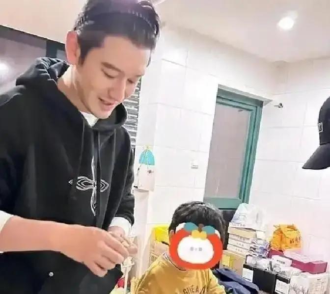 黄晓明和杨颖被拍到一起包饺子逛超市，俩人围着娃转，动作熟练得像没离过。镜头里他