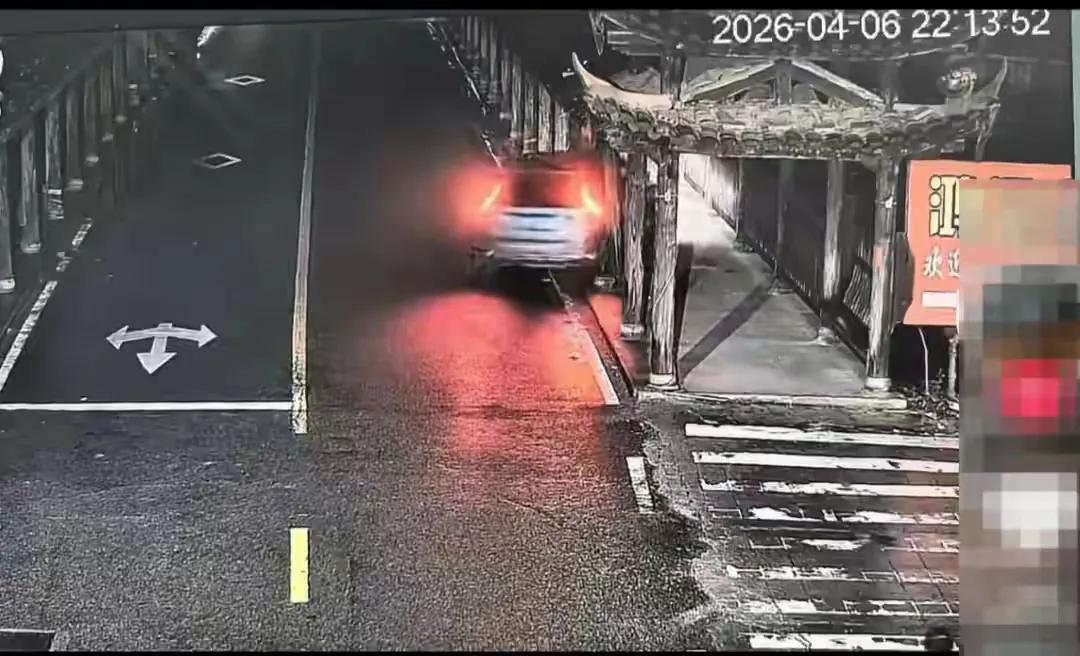 一家三口和两个无辜的孩子，女司机真的是无语，45岁的女司机驾驶着沃尔沃汽车，在路