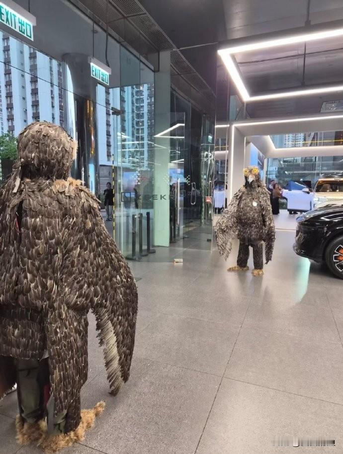 哈哈，真是笑不活了！听说古天乐在香港提了辆极氪新车，结果提车现场直接整活！门口戳