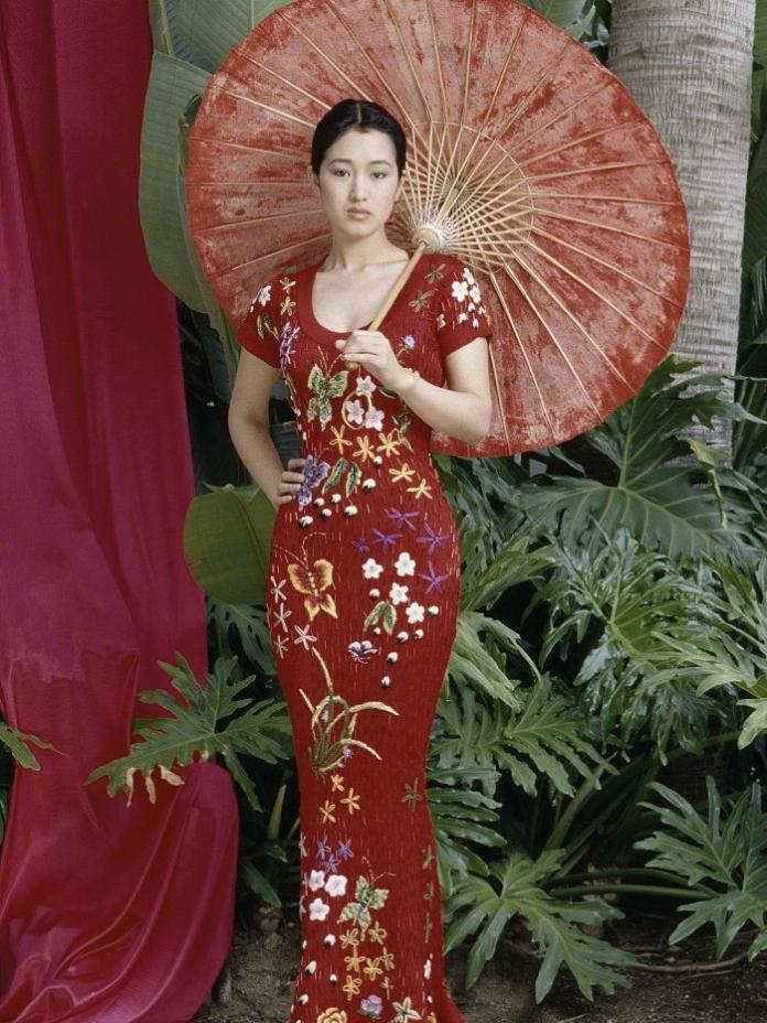 真人土气得不行，一上镜，太完美了，漂亮的惹人羡慕，连张艺谋也承认:巩俐并不美，但