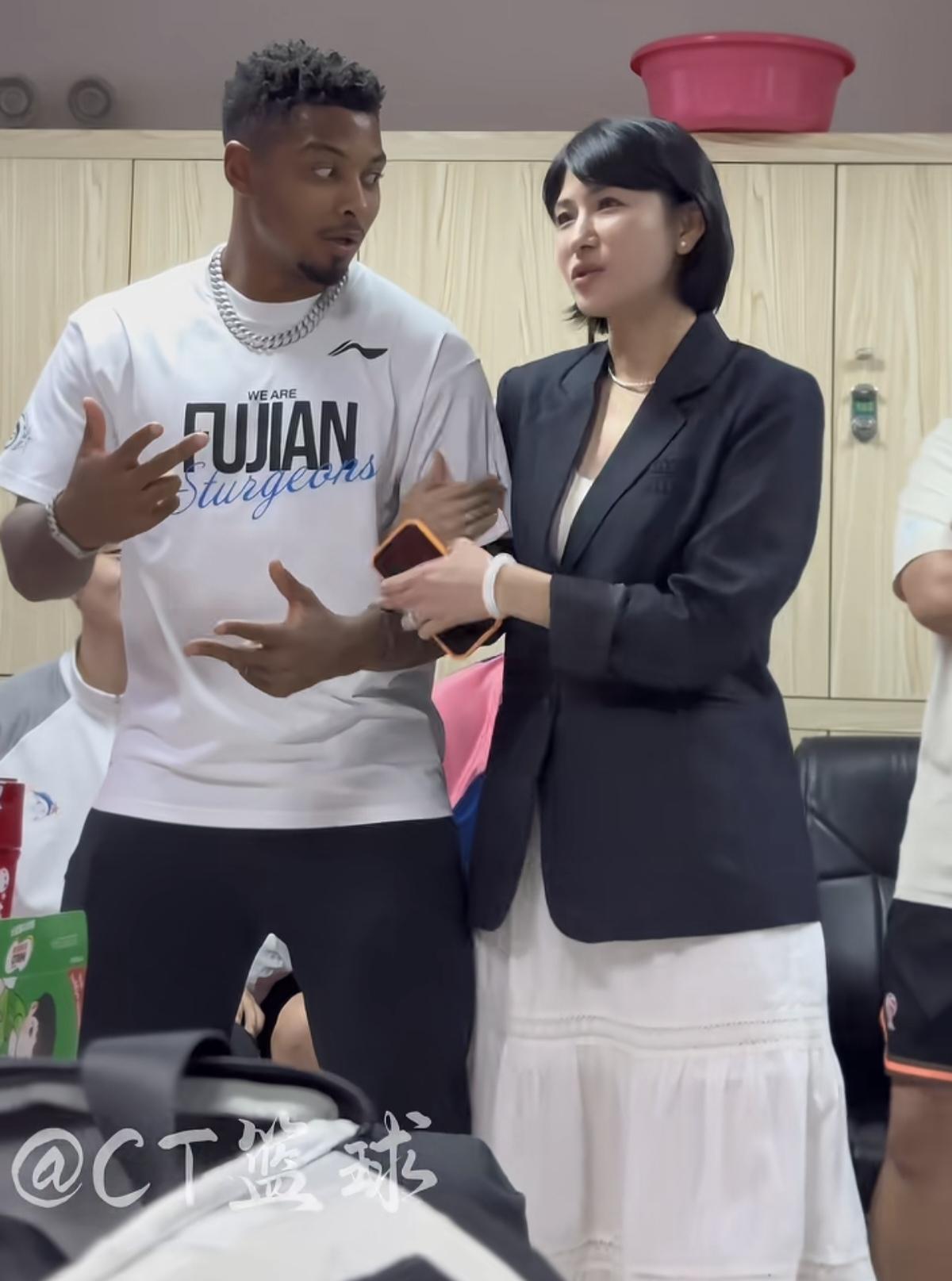 这皮特森也太有点见钱眼开了吧！总经理话都没有讲完，就开始比划着，疯狂暗示着要三倍