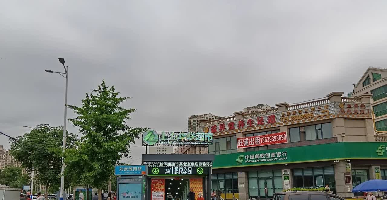 兰州有个超市正在打折清货，今儿下班我又去逛了逛，买了些米面油和小孩吃的零食，折扣