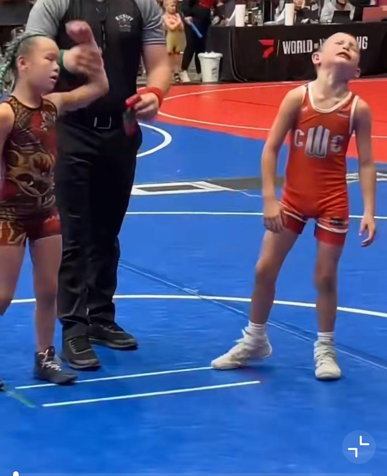 未来可期！美国摔跤大赛决赛的比赛现场一名6岁的华人小女孩思华，用自己的实力，