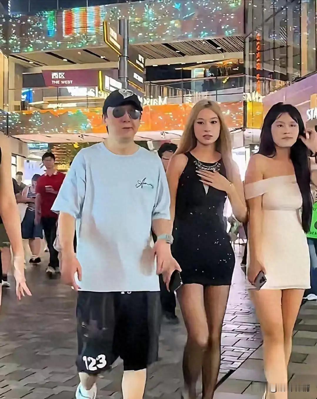 有网友拍到王思聪又出来逛街了，自从王家没落后，王思聪都低调了好多，他名下公