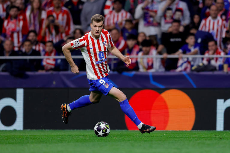 米体：瑟罗特已经同意加盟米兰，并准备向马竞提交离队申请。米兰正在等待与马竞谈判的