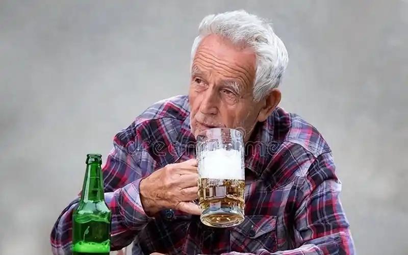 年龄大了要戒酒吗？医生：64岁后，喝酒牢记“5不喝”，对身体好很多人年纪一大
