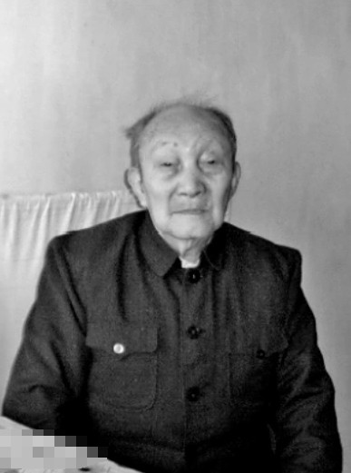 1939年6月8日，日本总领事馆举行酒会，詹长麟假扮成侍者，偷偷把毒药倒入酒瓶，