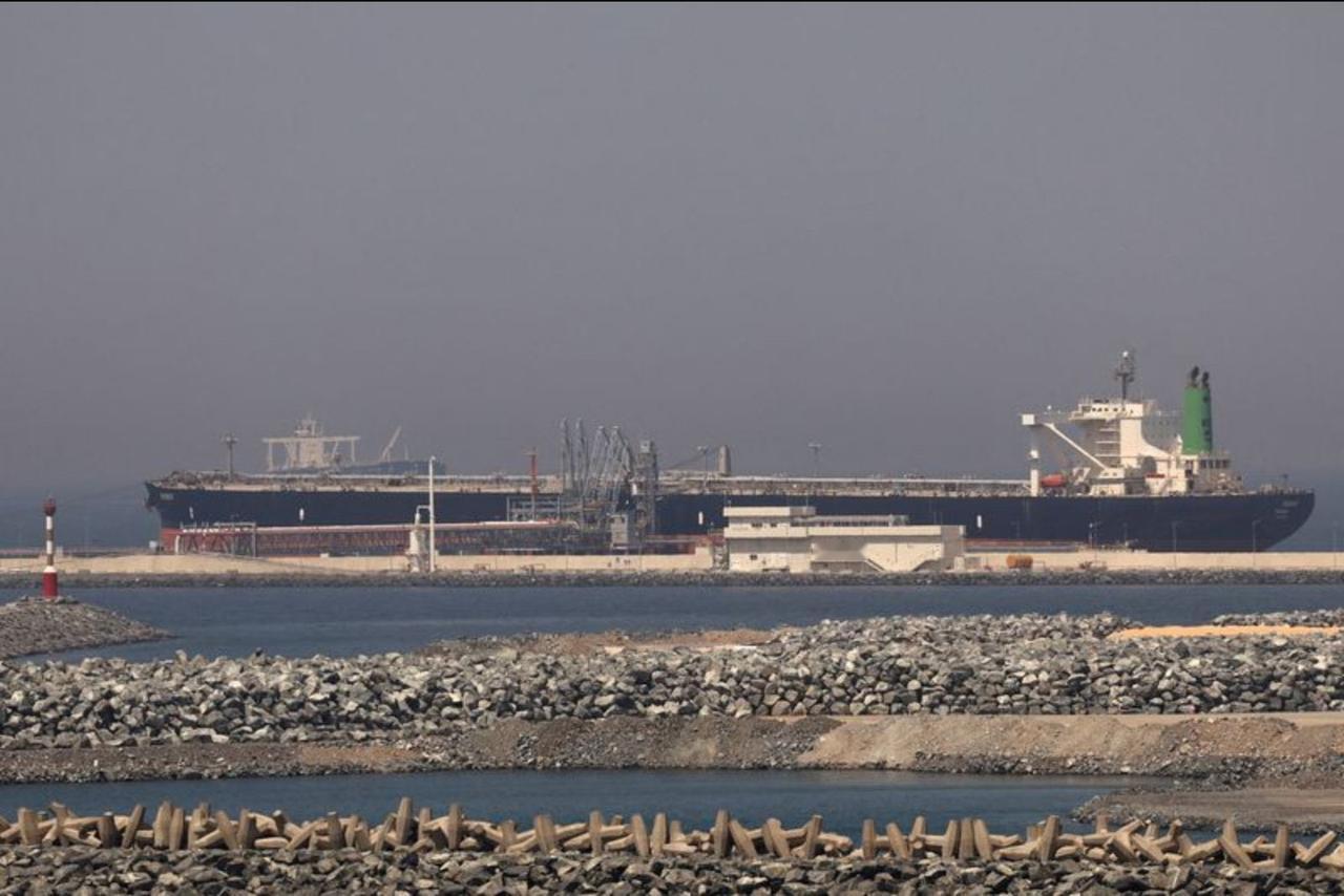 据航运和行业人士透露，阿联酋国家石油公司（ADNOC）与石油买家合作，指示多艘满