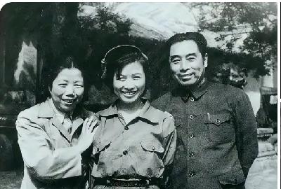 这是周总理夫妇和一个女孩的合影。这个女孩是谁，你知道吗？她是周总