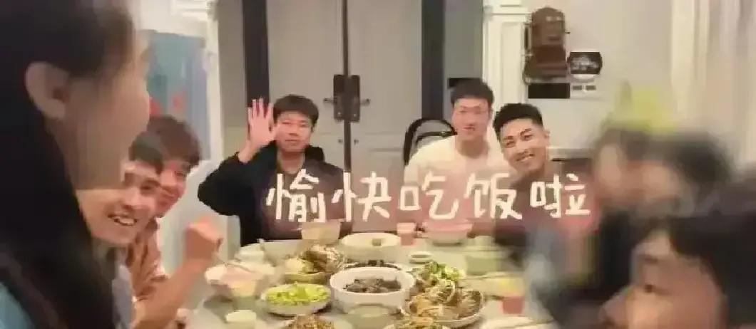 水均益离婚快二十年，如今为了外孙女雪宝，跟前任王君一起跑到泉州带娃。女儿水