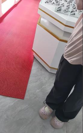 近日，湖北黄冈，一名店主正在打瞌睡，店里进来一位10岁左右的小女孩。她怯生生地问