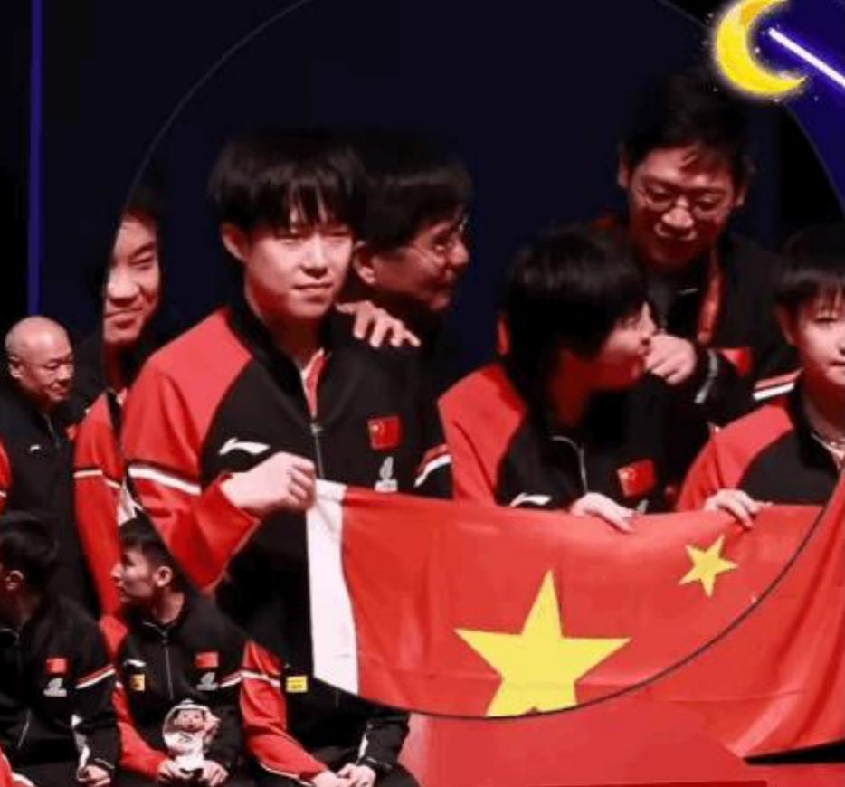 原来头哥合照时匆忙塞进衣兜的是他挂在脖子上的奖牌，是孙颖莎提醒他取下来的！