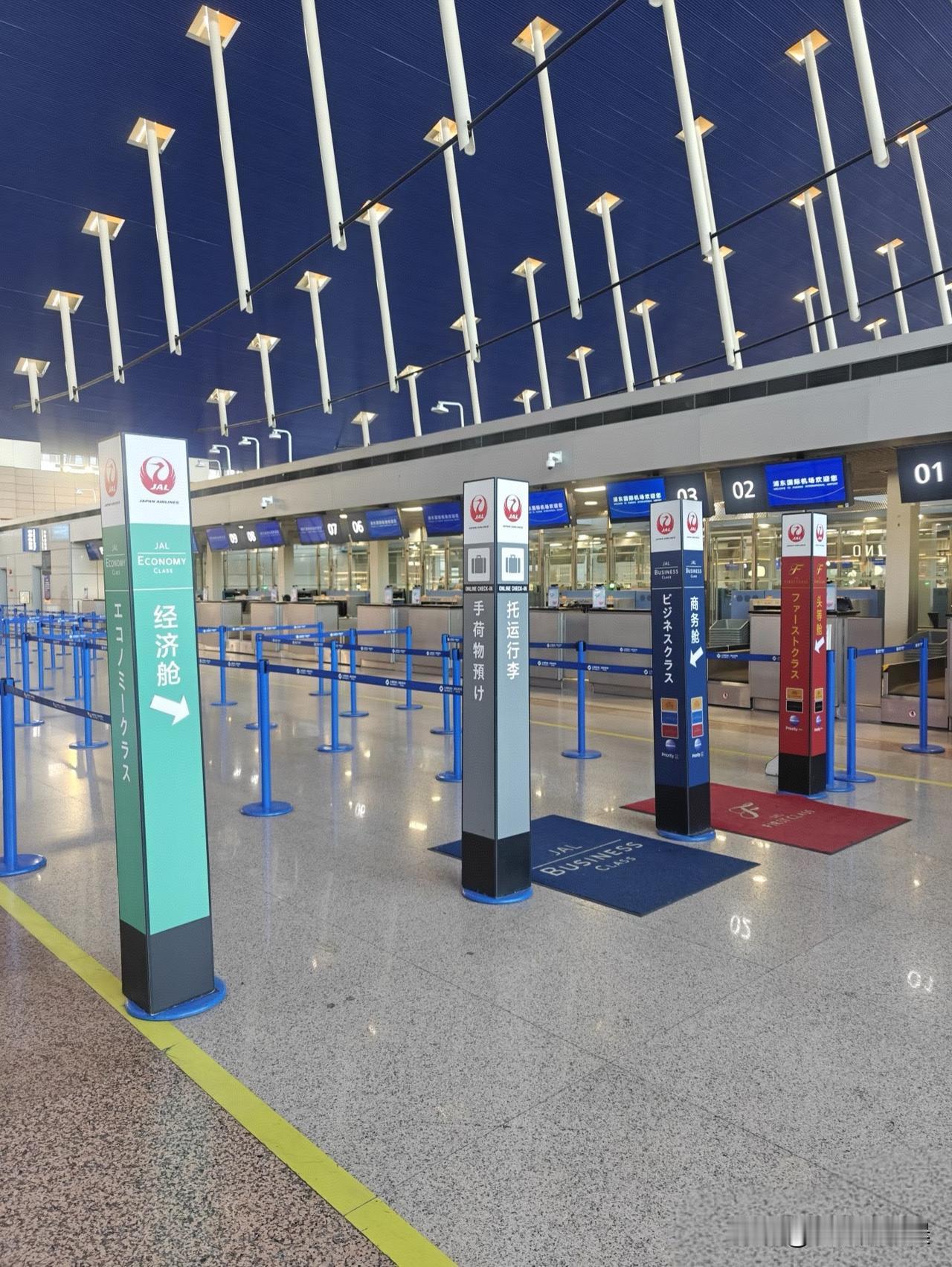 一个机场的值机前台，能把人的阶层差异划分得清清楚楚！大家留意看，商务舱和头等舱的