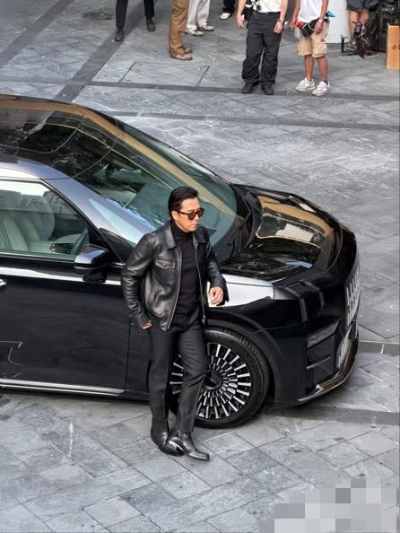 好搞笑，甄子丹喜提极氪009送给妻子汪诗诗，4s店请了10位造型演员集体表演咏春