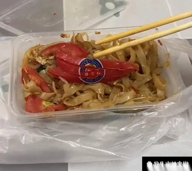 太令人震惊了！有一位女子去饭店吃饭，点了一份西红柿炒河粉，没想到，才吃没几口，就