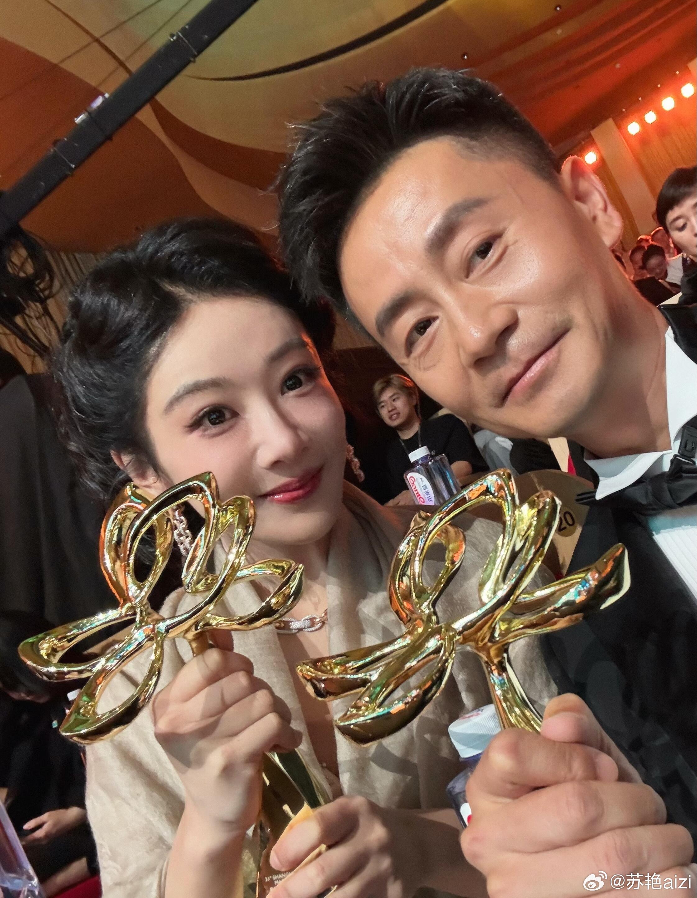 杨紫跟家人聚餐庆祝获奖杨紫斩获白玉兰视后结束上海行程后低调回京，第一时间与家人聚