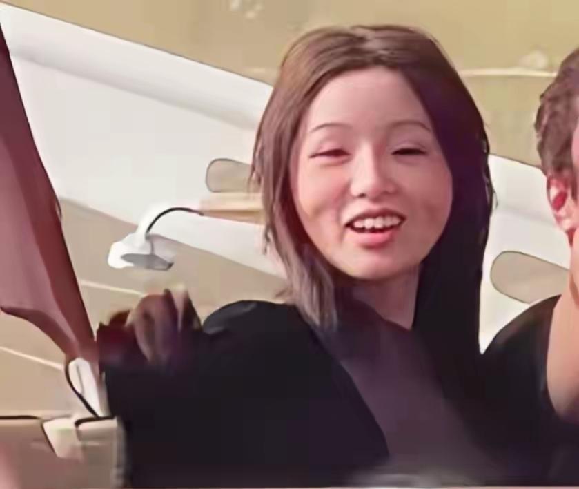 王思聪的女友懒懒长这样啊跟精修图差距有点大就是一个普通的女的，脸有点大有点圆