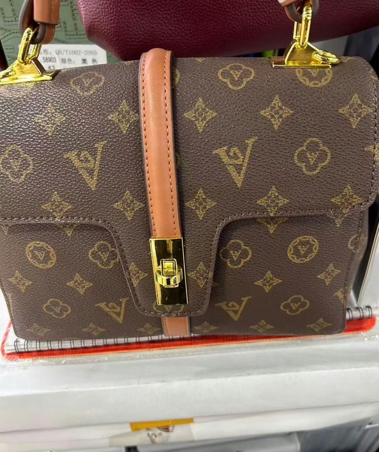被LV起诉日用百货店店主发声说实话，看到这位百货店主卖的包，有点不值得同情了，这