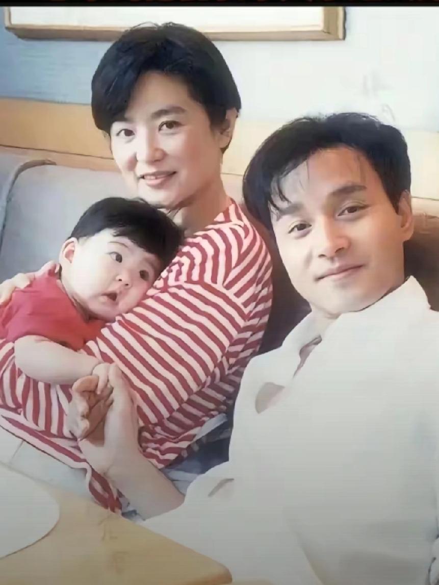 1997年林青霞与大女儿刑爱林还有好友张国荣的一张罕见合影，照片中张国荣拉着小爱