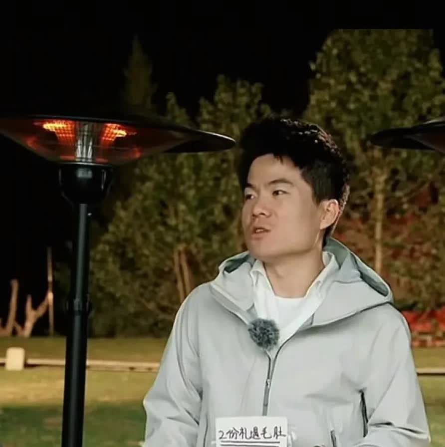 互相伤害宇辉深夜在与辉同行上播，有网友留言：“说牛马都下班儿了，