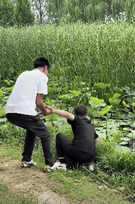 “这就是命啊！”6月1日，山东，一小伙在池塘边路过时，看到河里有一条黑鱼，于是他