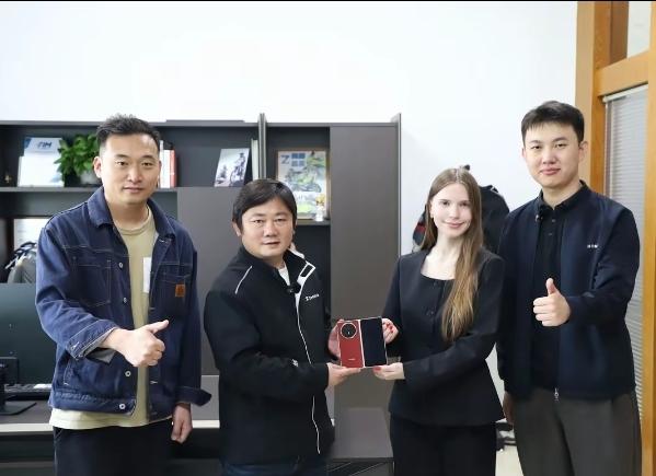 全网操心的碎屏机终于下岗了！荣耀刚官宣和张雪机车合作，立马派人飞重庆，直接给张