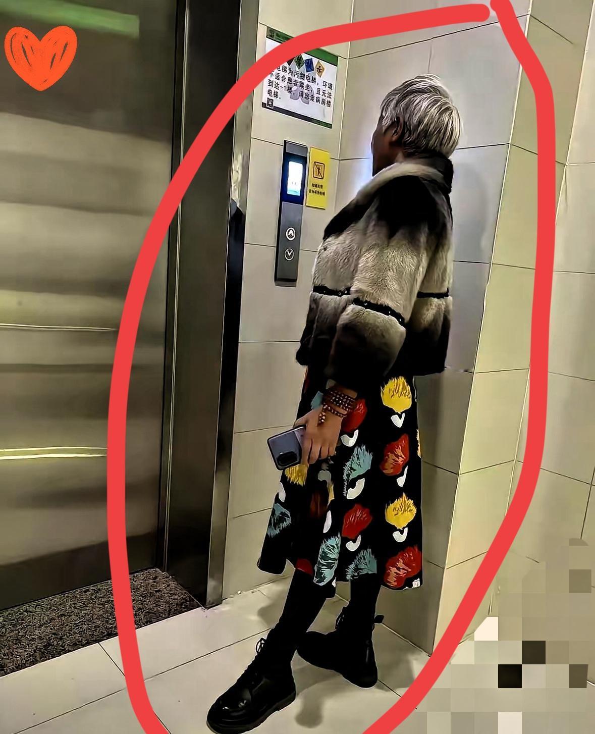 真的，别跟我提什么“优雅地老去”。今天在小区里看到一个阿姨，我真就原地站那儿看