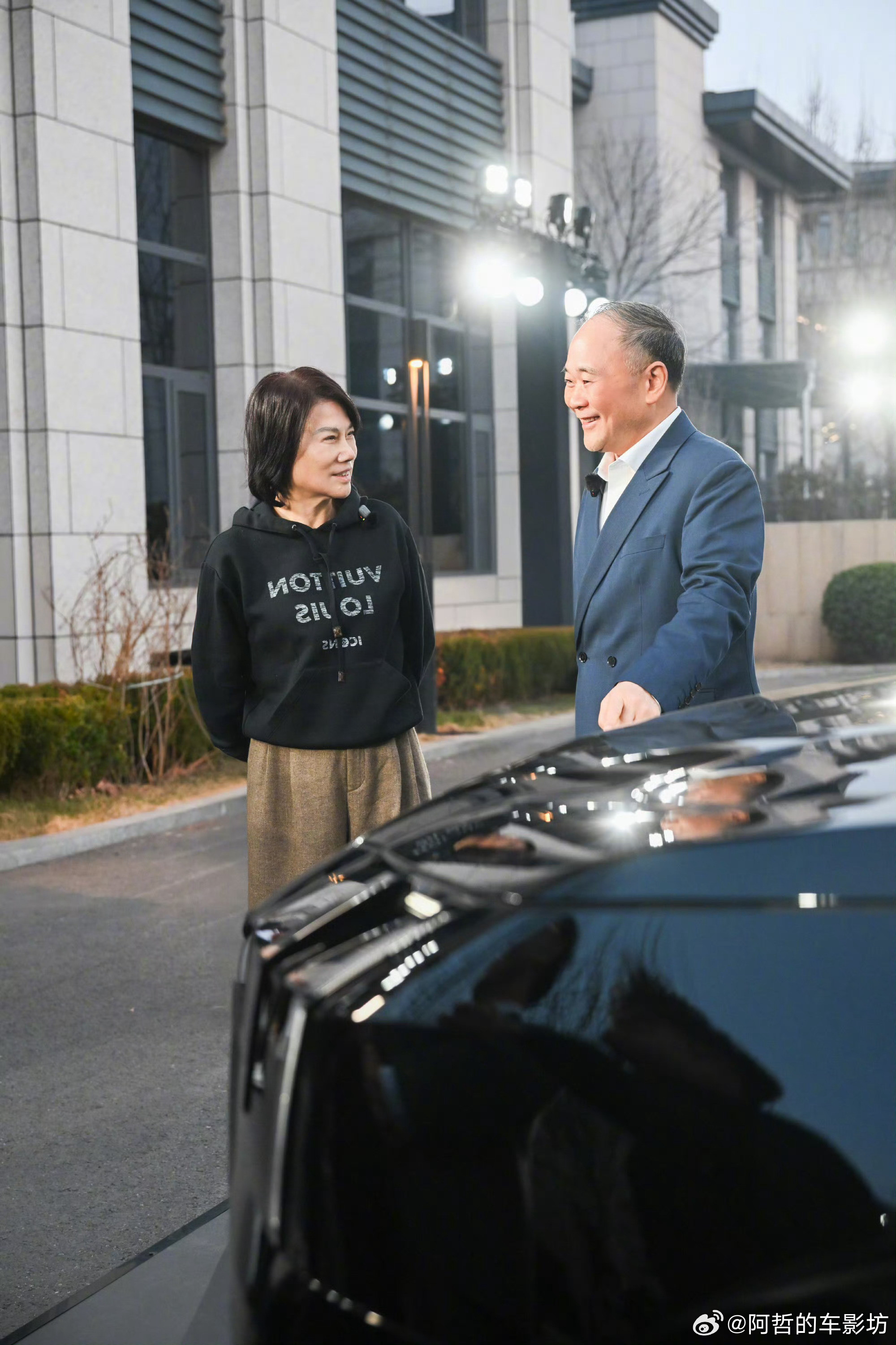 吉利汽车董事长李书福亲自交车的应该是极为罕见了吧正也是因为车主是格力电器董事长董