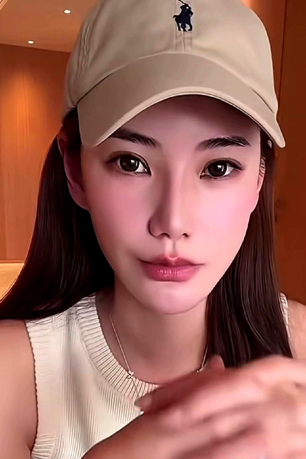 你敢信？汪小菲蹲产房外攥着纸巾哭前俩月还跟亲妈拍桌子划清界限！怀小马宝那阵