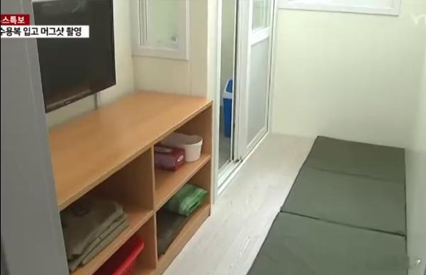 据说尹锡悦的新牢房长这样。啧啧，当初在台上吆五喝六的时候，恐怕他自己打死都想不到