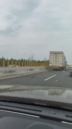 心痛！2月24日，在春节返程的路上，在江西大广高速发生一起令人心碎的交通事故：