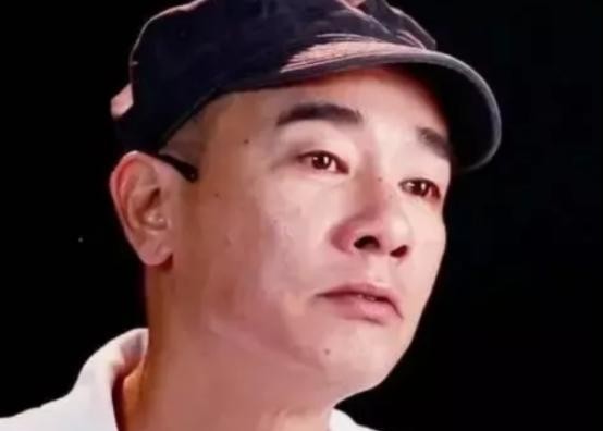 2018年，陈小春说:“小时候家里穷，吃不上饭，就把弟弟卖了3000块钱，卖完后