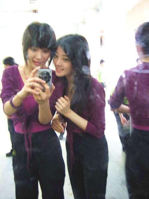 所有光芒万丈的现在，都有一个埋头苦练的曾经。杨幂大学上形体课照片杨幂杨幂