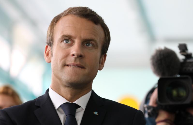 万万没想到！马克龙居然怂的这么快！最近这阵子，美欧之间因为格陵兰岛的事儿