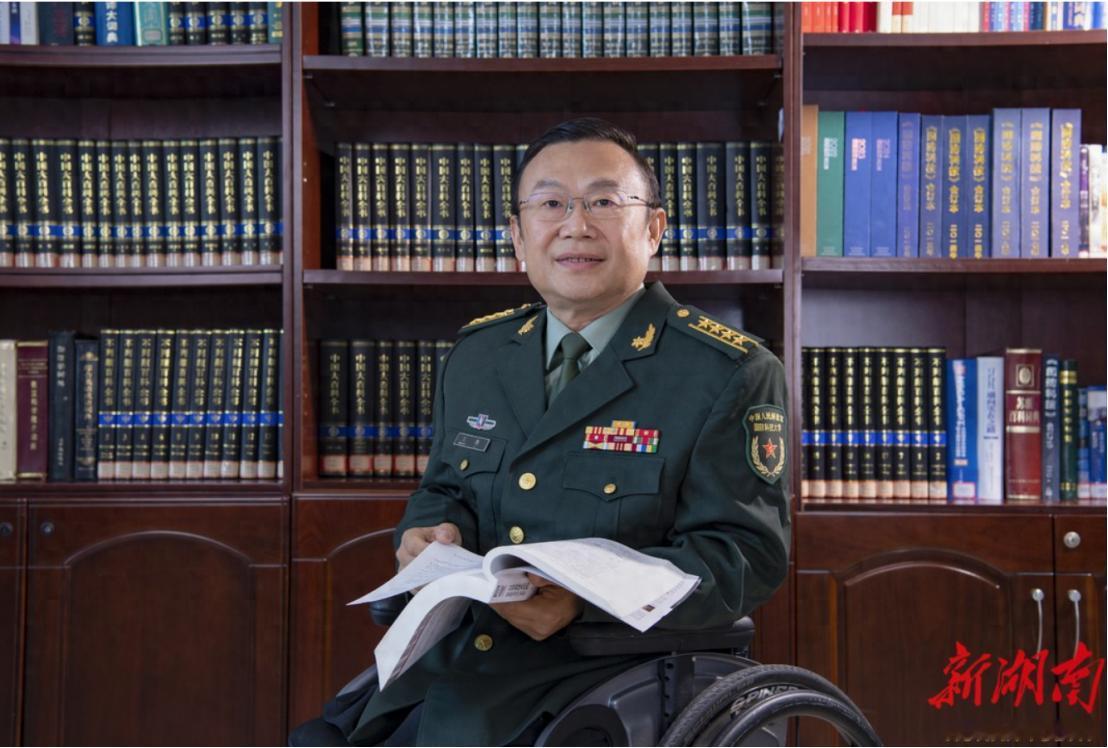 他才是青年真正该追的星！7月29日，中宣部授予国防科技大学计算机学院研究员王戟“