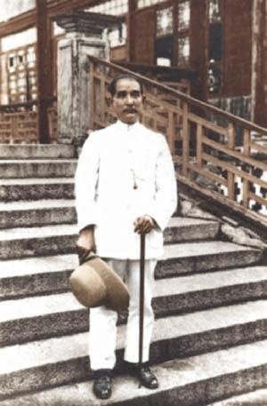 这张照片定格了1917年7月17日孙中山抵穗个人照，他身着一身素白的立领服饰，显