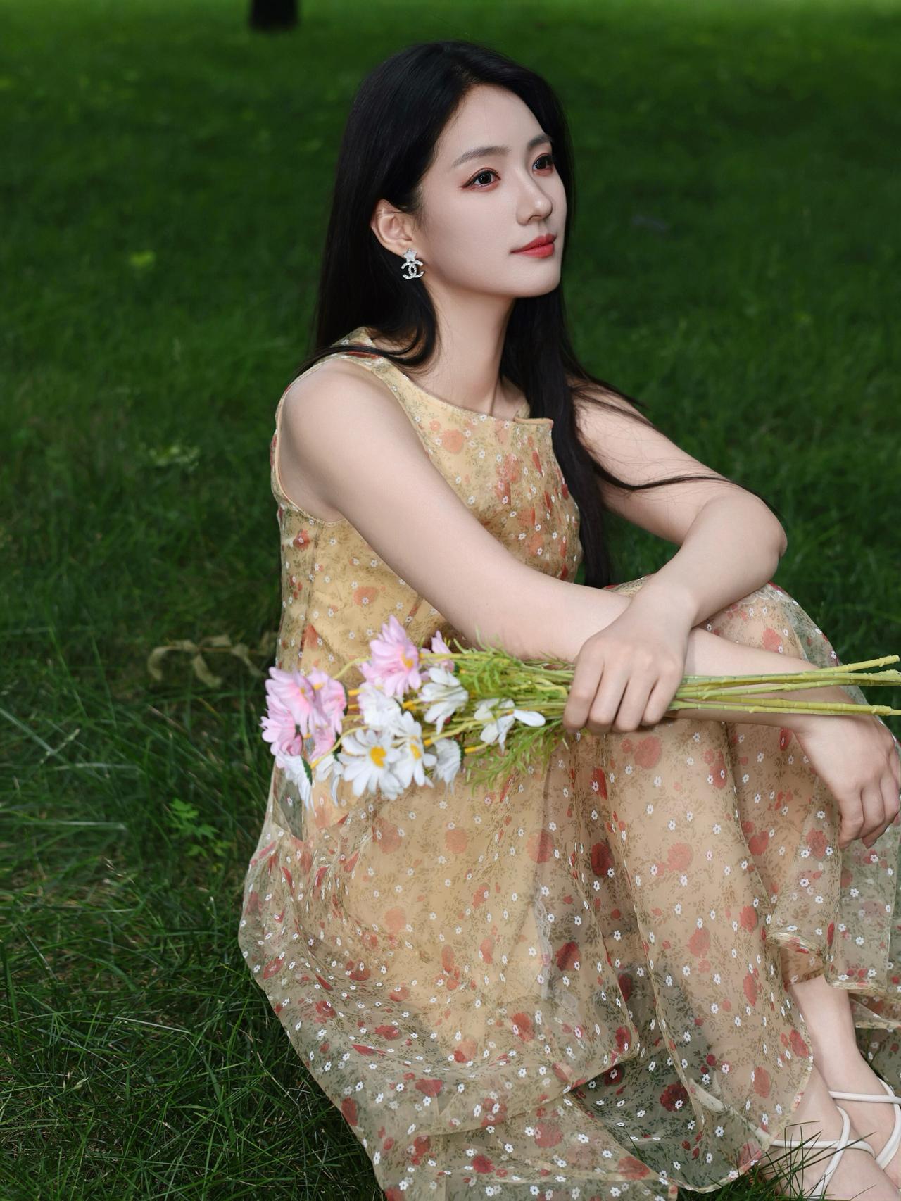有气质的女人给人什么感觉赴一场夏日的林间之约，把温柔藏进碎花裙与晚风里，青草漫野
