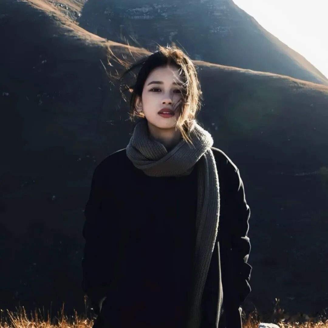 强者，活在事情里。弱者，活在情绪里。强者，永远努力解决问题。弱者，