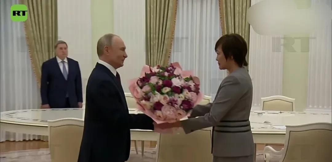 这是日俄间一个非常强的信号安倍晋三的妻子安倍昭惠日前访问俄罗斯并受到普京亲自接