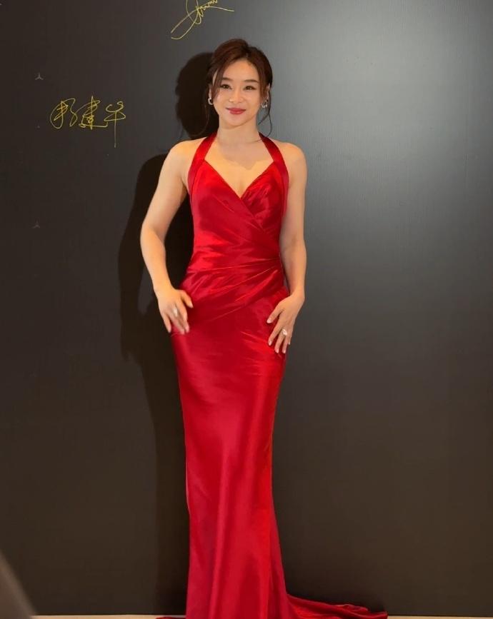 今天袁姗姗出席活动的时候穿了一件红色的绸缎裙，看上去特别的靓丽，气质也好完美。