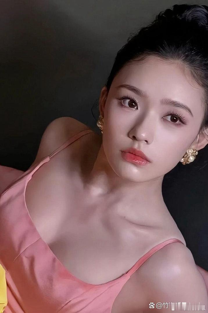 林允粉色低胸裙大片氛围感拉满，身姿曼妙韵味十足，明艳性感气质直接拉满。