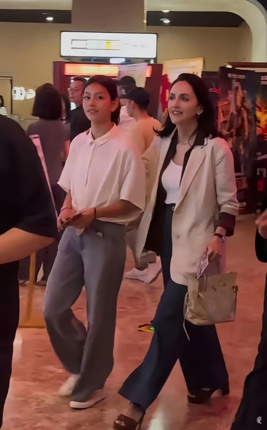 刘烨的老婆安娜，带着女儿一起现身电影《四渡》的首映礼，女儿安娜这么大了。