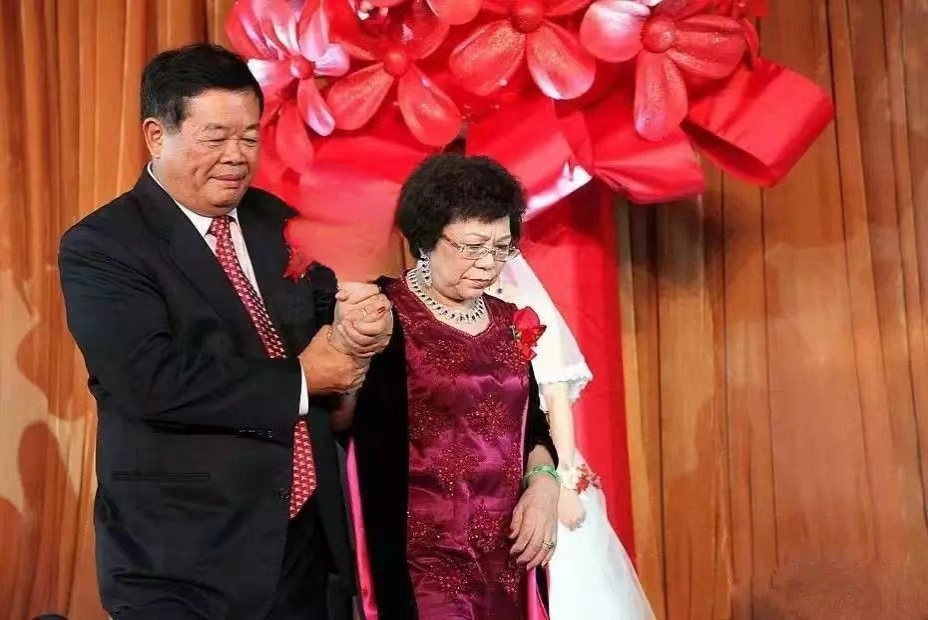 那年，曹德旺将160亿财产全部登记在陈凤英名下，再三叮嘱:“没进棺材之前，绝对不