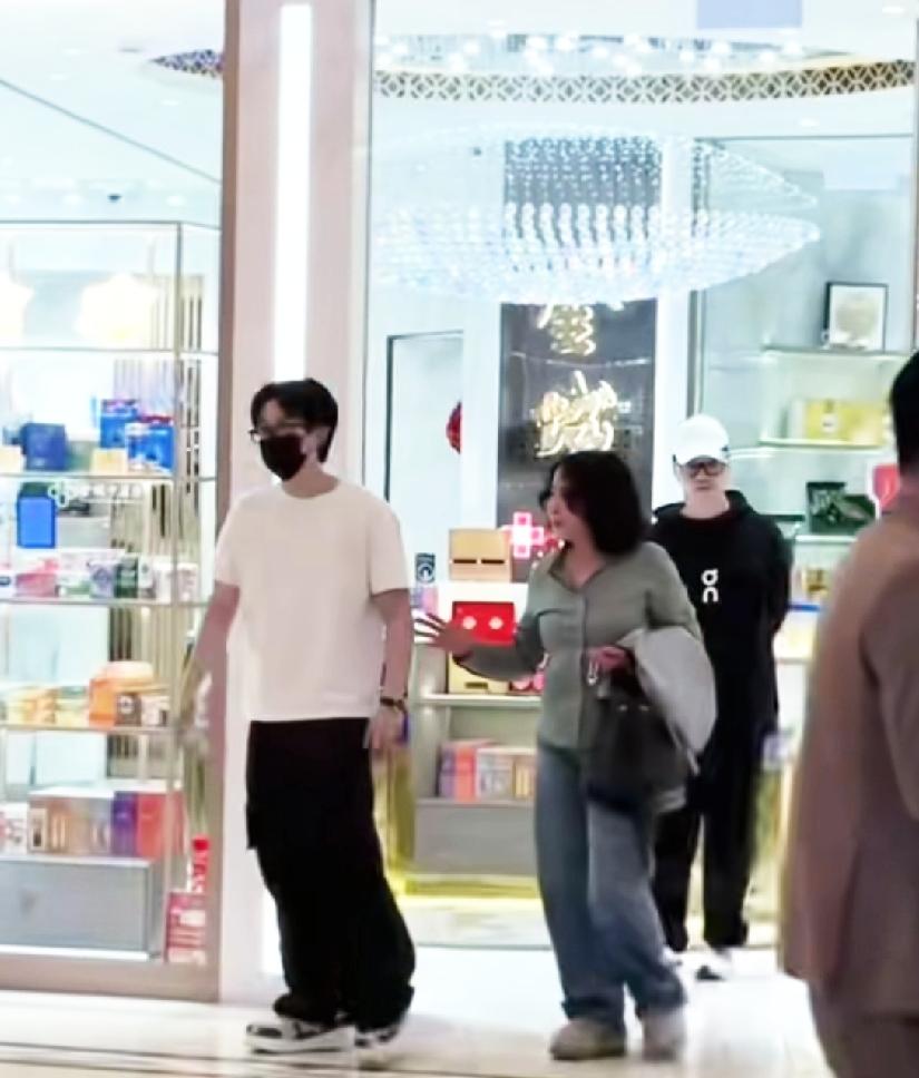 莎莎回河北陪父母，王楚钦陪父母一起逛街，终于都有时间陪陪父母了。春节前国