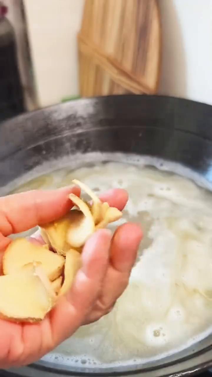 鲫鱼汤。鲫鱼在家到底怎么做汤汁都是奶白的，还没有一点腥味。为了这个做法，最后出